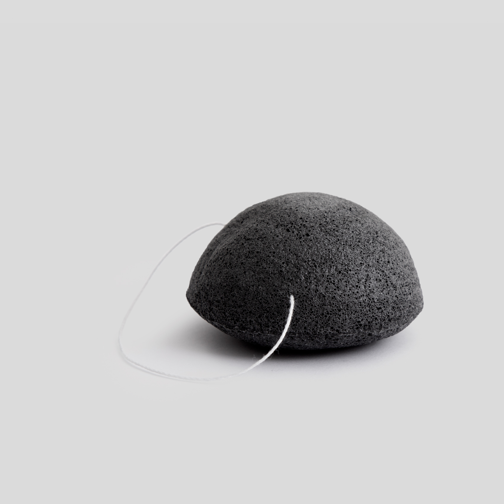اسفنج شستشوی صورت و بدن کنجاک زغال سنگ اوریفلیمCLEANSERS Charcoal Konjac Sponge Oriflame